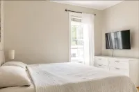 Great Evanston Home- great for traveling families! Parking Included Hotels in Evanston