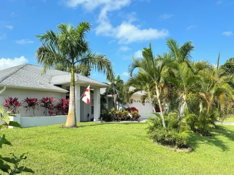 SunCoast Luxury Estates-New, Spacious,  Large Heated Pool, 10 min to the Beach