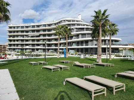 Amazing Beachfront 2 Bedroom Luxury Apartment