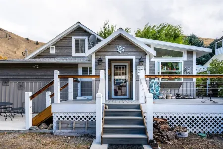 5 bedroom, 3 bath house on Main St. across the street from The Riggins City Park Отели в г. Риггинс