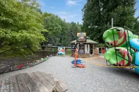 THE HIDEAWAY / Blue Ridge GA. / A charming & romantic traditional log cabin.