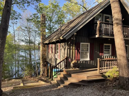 Lakefront cabin in quiet cove on Lake Hartwell