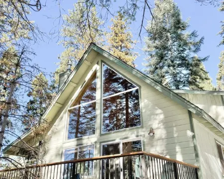 Hibernation Station Peaceful Cabin Retreat - Fireplace, Hiking, Blue Lake Spring Hotels in Arnold