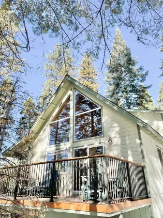 Hibernation Station Peaceful Cabin Retreat - Fireplace, Hiking, Blue Lake Spring Отели рядом с достопримечательностью «Arnold Rim Trailhead»