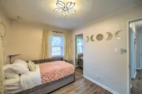 *New* < 3 Miles to Beach + Casino + Zoo + Shopping!