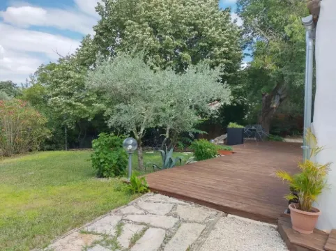 Dans un Écrin de Verdure , Mazet et Piscine Privée Sans Vis-à-vis