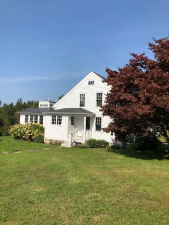 Charming 1870 cape cottage in Litchfield Отели рядом с достопримечательностью «Tapping Reeve House and Law School»