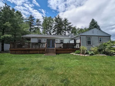 Luxurious Lake Retreat with Hot Tub Отели рядом с достопримечательностью «Long Island»