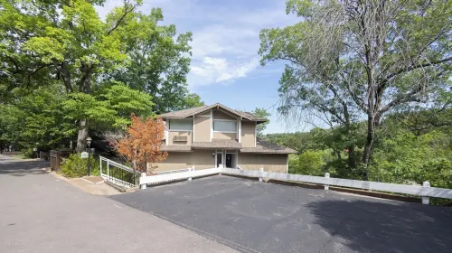 " The Lake House" 4 bed 4.5 bath at Tan-Tar-A Estates bordering Margaritaville Hotel a Osage Township