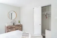 Modern|Aesthetic|2BR|Evanston|Next to Beach Searle Center for Advancing Learning and Teaching周辺のホテル