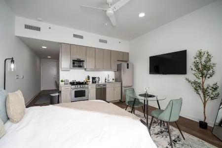 Modern Studio Getaway w/Private Balcony Отели рядом с достопримечательностью «Университет Алабама в Бирмингем»