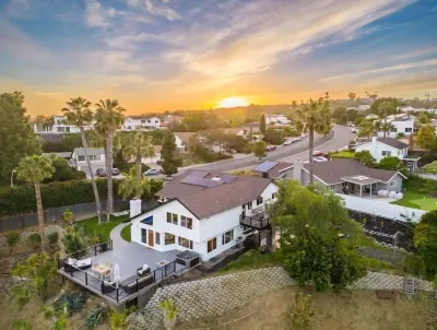 Remodeled Estate, City/Bay View, Fireworks,Jacuzzi