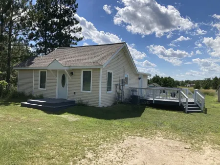 Entire private cozy home near downtown Bemidji. Ideal for Couples & Individuals!