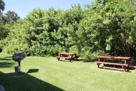 Fishing Cottage on the Indian River Lagoon 2 miles from the Ft Pierce Inlet Отели в г. Сейнт Луси