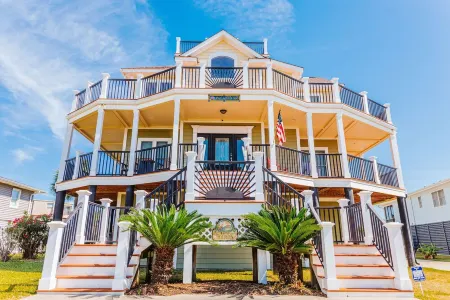 Palazzo 360 5bdr/5 bath with a heated pool sleeps 18 Отели рядом с достопримечательностью «Frankie's Fancy's»