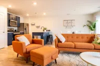 Modern 4 bdr with King size bed Patio and Late Checkout!