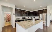 Whole house with two garage with full kitchen, spacious and nice view on patio.