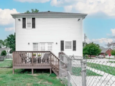 Bourbon Trail! Prime Location, Amenities & Sauna! Hotels in Versailles