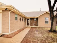 Cottage with hot tub! Hotels in Terrell