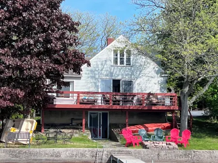 Lakefront 4 Bedroom Home on Conesus Lake Отели в г. Ливингстон