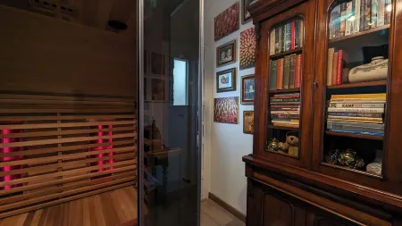 Tamanzi Taggs, floating home on idyllic island & sauna -Hampton Court & Richmond