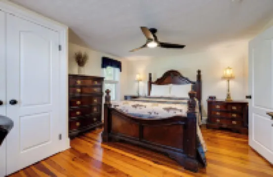 The River House, Pet Friendly with a Hot Tub 15 Minutes to many attractions!!