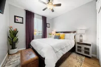 Lux Stay w/ Sauna, BBQ, Firepit, Outdoor Dining, Air Hockey Close to Hard Rock !