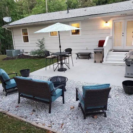 5 Min. to Lake Allatoona/15 Min. to DT W'Stock/Firepit/Sleeps 7/Huge Deck!