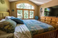 Shady Crest. Pool table, games, bonfire, Legos. Lake w/ kayaks. 5 kings - 16ppl.