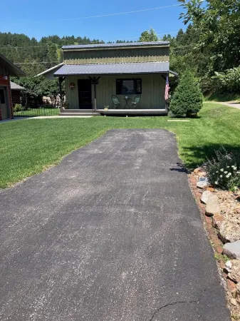 Half mile to Deadwood Main Street, trolley & trail close by, quiet neighborhood Отели в г. Лоренс