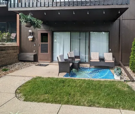 Quaint, quiet condo minutes from Lake Geneva Отели в г. Дженива