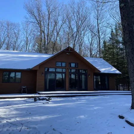 Sandy beach, quiet lake, great fishing & beautiful sunsets w/2 kayaks & gameroom