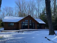 Sandy beach, quiet lake, great fishing & beautiful sunsets w/2 kayaks & gameroom - Alphydda