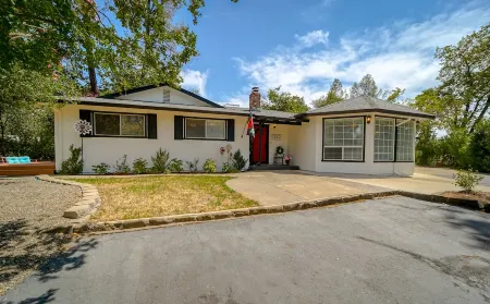 Kokanee Grove ~ Shasta Lake 2ac Estate ~ Pool/HotTub/GameRoom ~Central Location! Отели рядом с достопримечательностью «Shasta Dam»