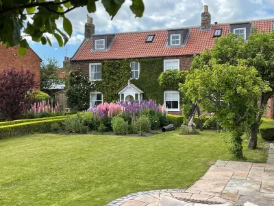 Bay View House, Luxury Coastal Retreat, Sea Views , Hot Tub and Private Parking Hotels in 