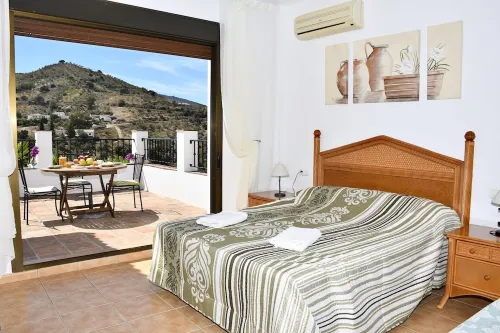 Villa Torcal 3, Heated pool , wifi, walk to bar! BBQ, Petfriendly