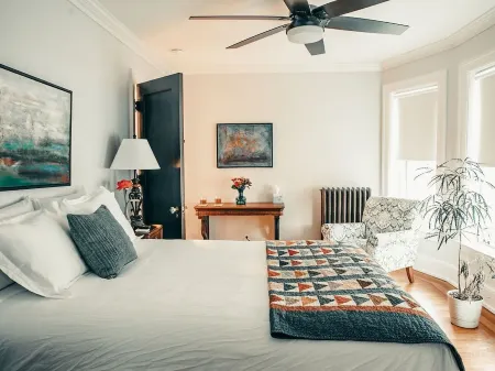 Bright, Cozy, Artistic Victorian.  Walking distance to Downtown and The Falls! Отели рядом с достопримечательностью «Парк штата Уирлпул»