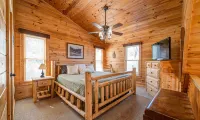 Peaceful Blue Ridge Mtn Cabin-Gated, WiFi, Hot Tub, Fire Pit, Game Room