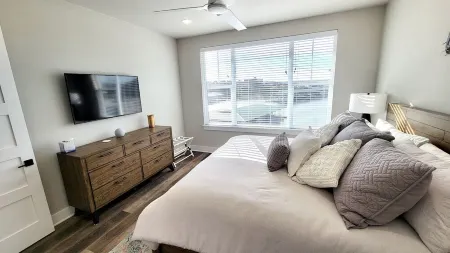 "Honey's Place" Waterfront Condo