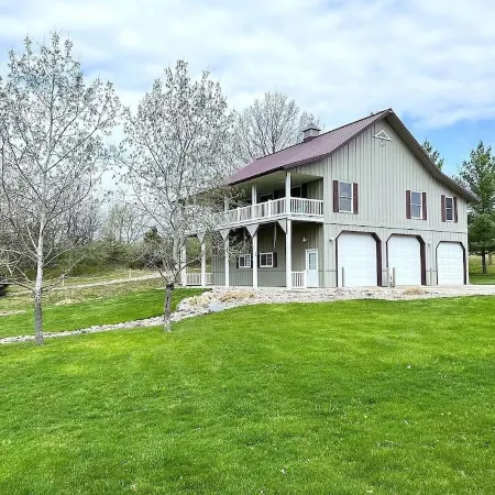 Lake House with a private trail to the beach!