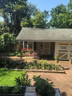 Charming!!!A Midtown cottage in the center of it all! Hotel in zona zoo di Memphis