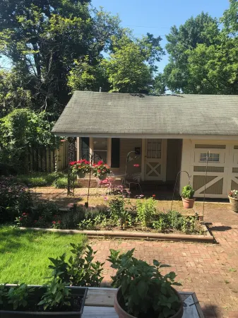 Charming!!!A Midtown cottage in the center of it all!
