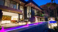 Glass Walls, Mountain Trails & Infinity Views—A Bold Retreat on Camelback