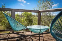 SKYHOUSE Guadalupe: Cliffside Pool Above the River