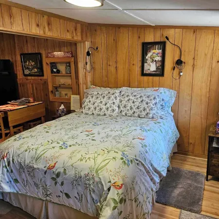 Cozy studio cabin close to Lake Michigan.