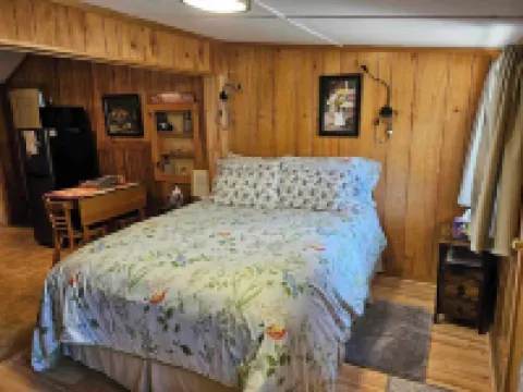 Cozy studio cabin close to Lake Michigan.