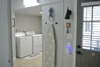 Charming 2-bedroom Craftsman in Vernon with AC, Wi-Fi and large back porch. Hotels in Vernon