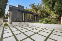 WEST HOLLYWOOD MODERN OASIS - Walk to dining & shopping. Gated. Private. Clean.