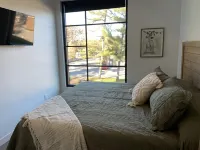 BOHO CONDO w/Rooftop Hot Tubs! 2 minutes to downtown TC & Beaches. Dog Friendly!