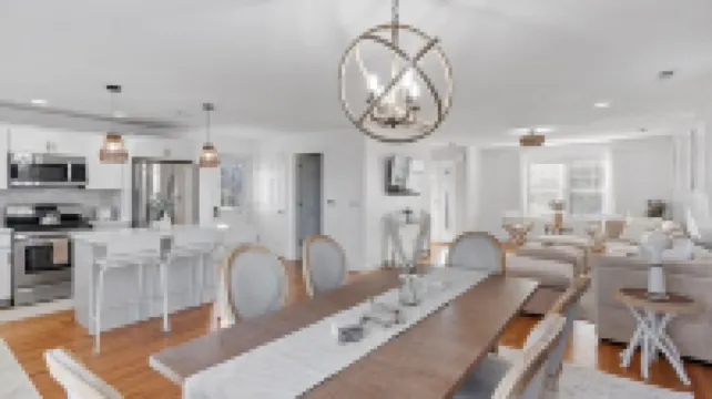 3 Miles to the Beach, 3 Miles to Downtown Newport!